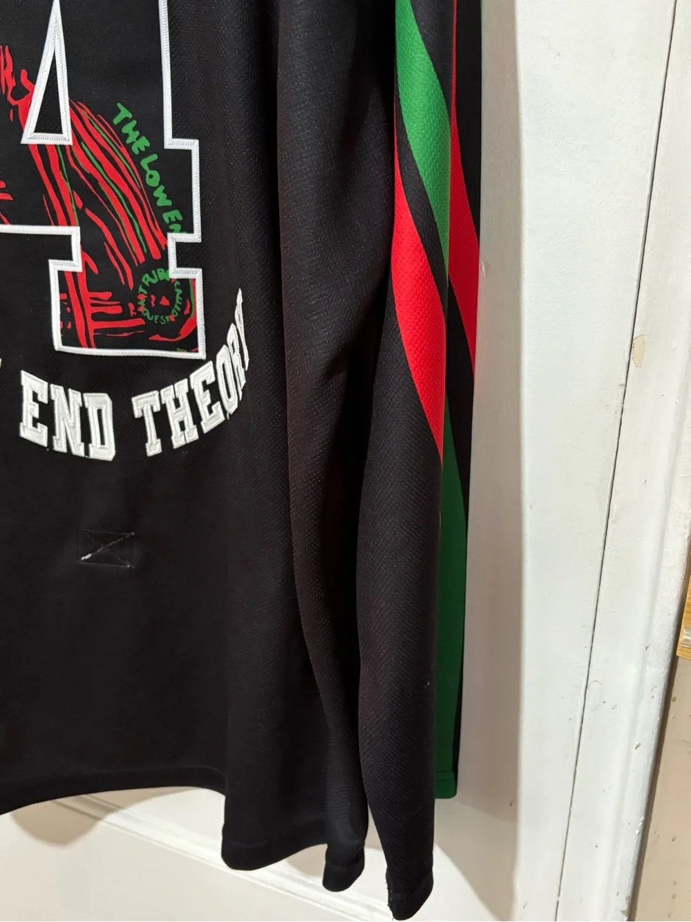 A Tribe Called Quest Low End Theory Men's Jersey - Black/Red/Green - Picture 16 of 16